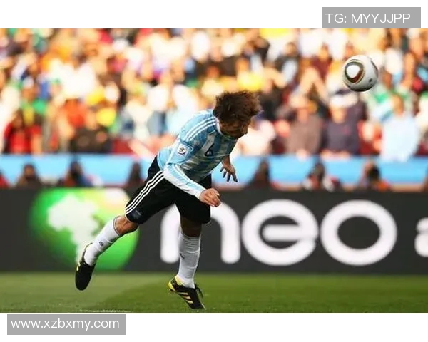 足球明星魅力四射的精彩瞬间与动人画像欣赏